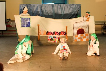 Ольга Сынкина организовала показ театральной постановки в детском лагере «Мечта»